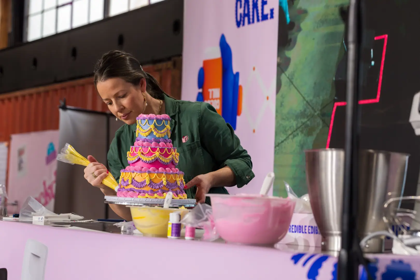Cake decorator at the live stage